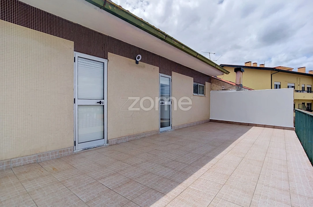 Apartamento T2 para Arrendamento em Santo Antonio dos Olivais Foto 19