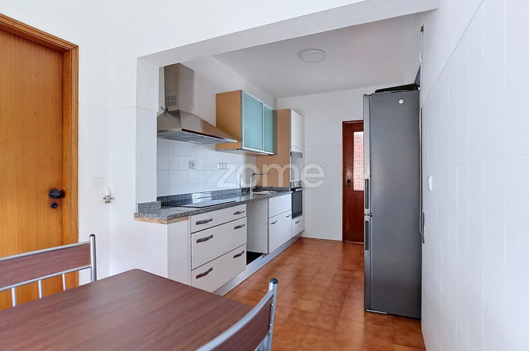 Apartamento T2 para Arrendamento em Santo Antonio dos Olivais Foto 8