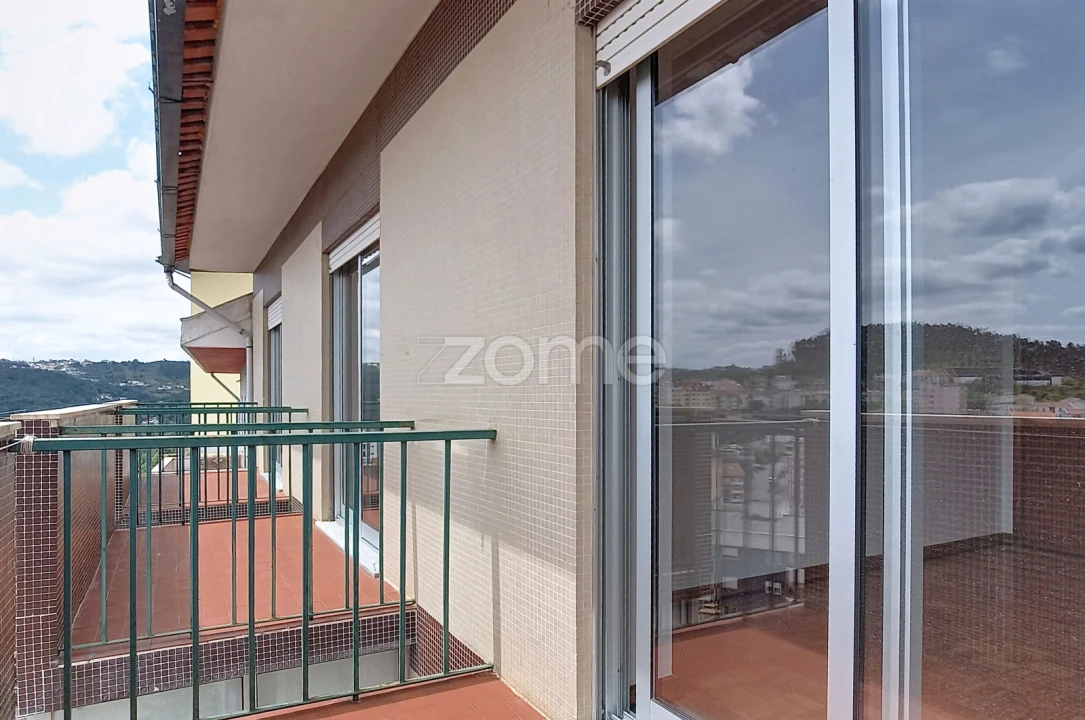 Apartamento T2 para Arrendamento em Santo Antonio dos Olivais Foto 18