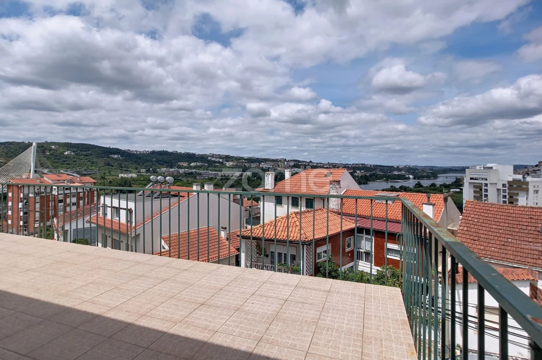 Apartamento T2 para Arrendamento em Santo Antonio dos Olivais Foto 22