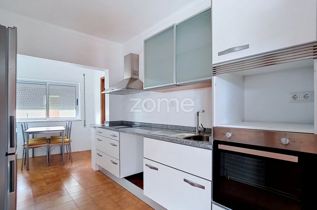 Apartamento T2 para Arrendamento em Santo Antonio dos Olivais Foto 4