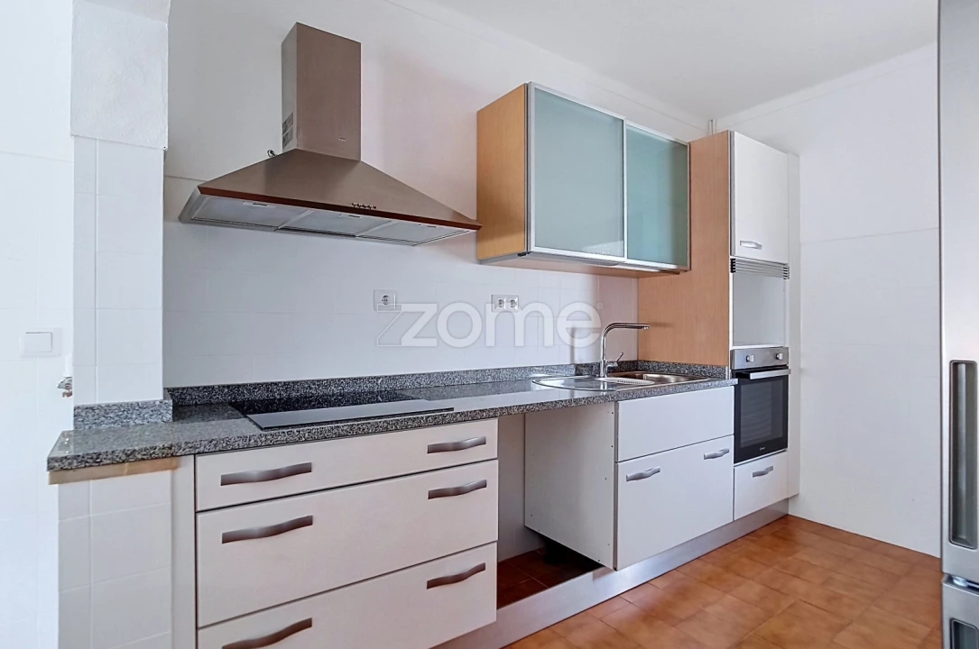 Apartamento T2 para Arrendamento em Santo Antonio dos Olivais Foto 6