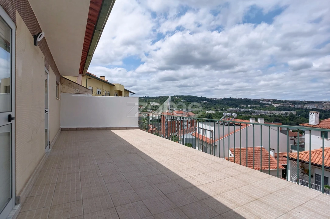 Apartamento T2 para Arrendamento em Santo Antonio dos Olivais Foto 21