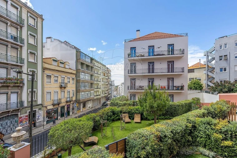 Apartamento T2 para Venda em Campolide Foto 17