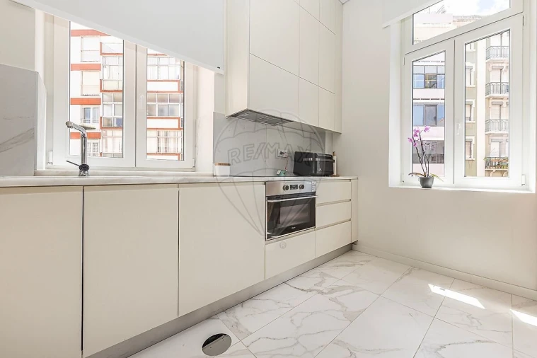 Apartamento T2 para Venda em Campolide Foto 9