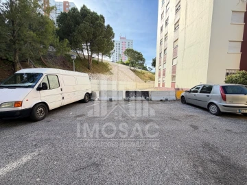 Loja para Venda em Santo António dos Cavaleiros e Frielas