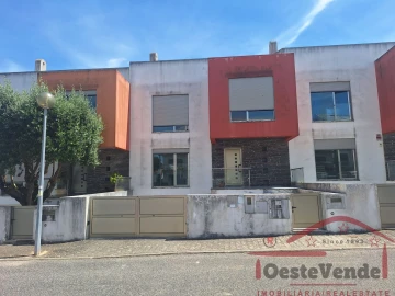 Moradia T4 para Venda em Cadaval e Pêro Moniz