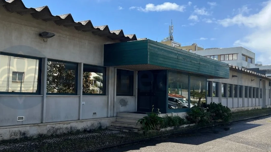 Armazém para Venda em Carnaxide e Queijas