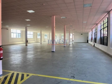 Armazém para Arrendamento em Paranhos