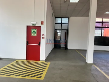 Armazém para Arrendamento em Paranhos