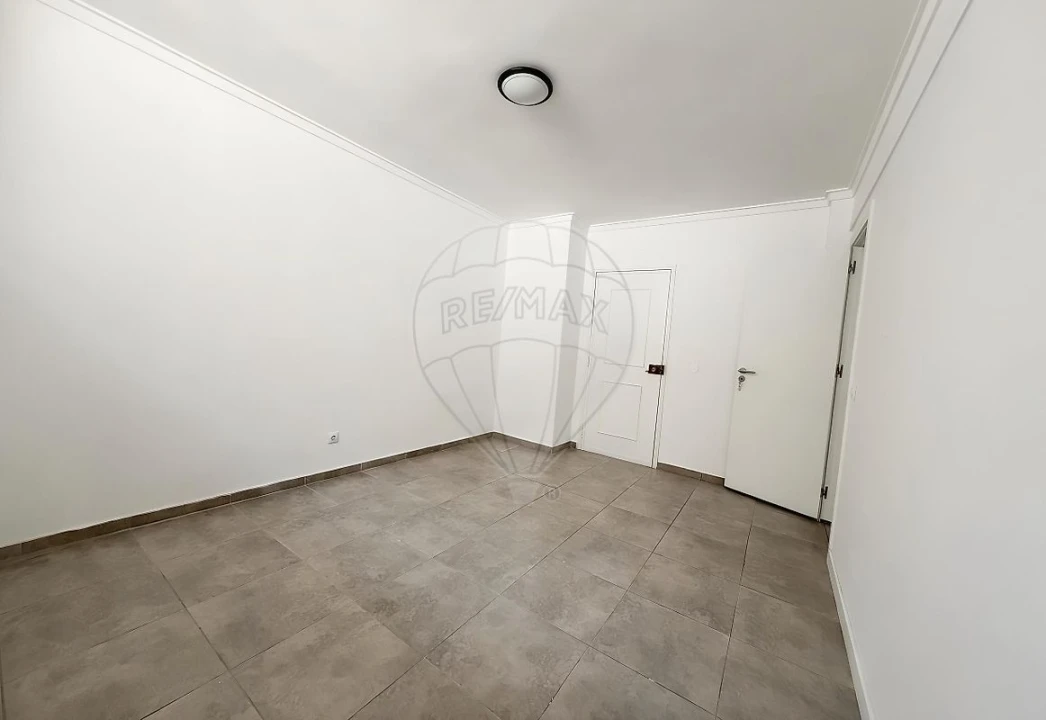 Apartamento T3 para Arrendamento em Queluz e Belas Foto 9