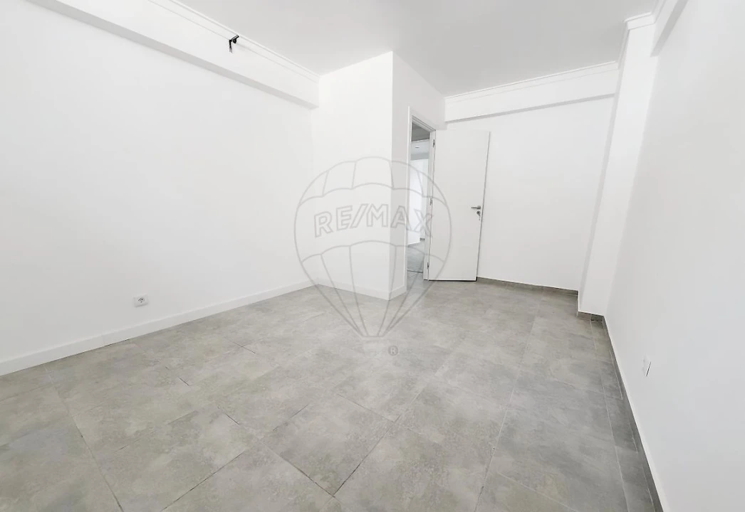 Apartamento T3 para Arrendamento em Queluz e Belas Foto 8