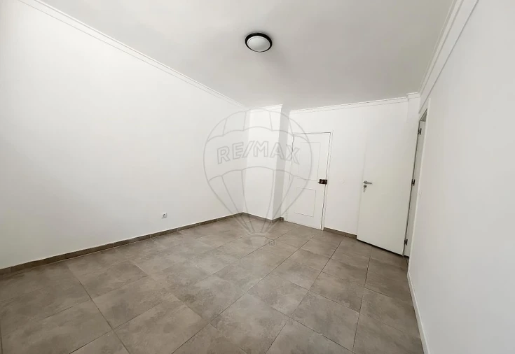 Apartamento T3 para Arrendamento em Queluz e Belas Foto 9