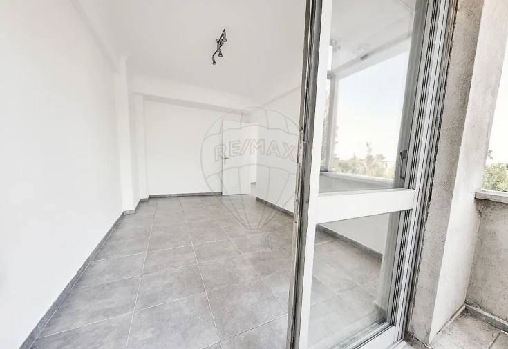 Apartamento T3 para Arrendamento em Queluz e Belas Foto 7