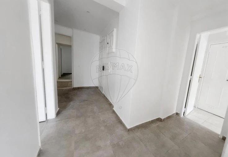Apartamento T3 para Arrendamento em Queluz e Belas Foto 2
