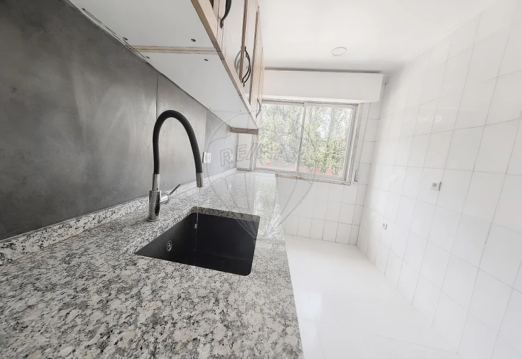 Apartamento T3 para Arrendamento em Queluz e Belas Foto 3