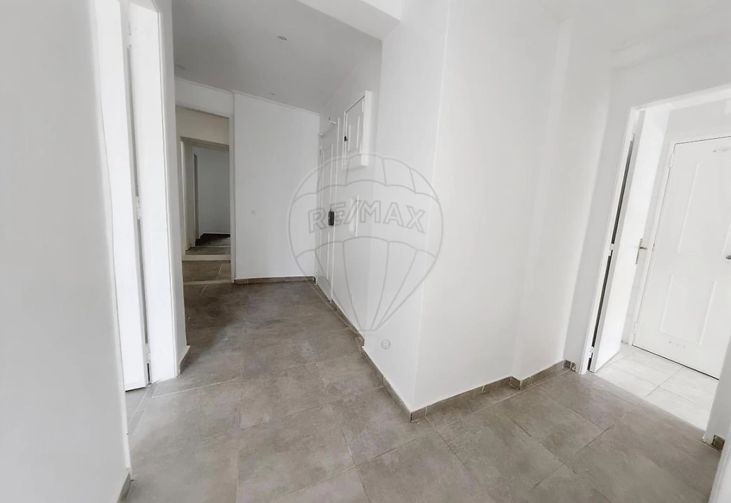 Apartamento T3 para Arrendamento em Queluz e Belas Foto 2