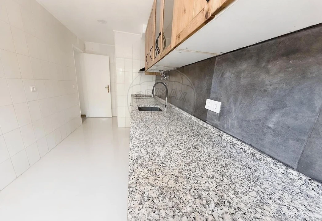 Apartamento T3 para Arrendamento em Queluz e Belas Foto 23