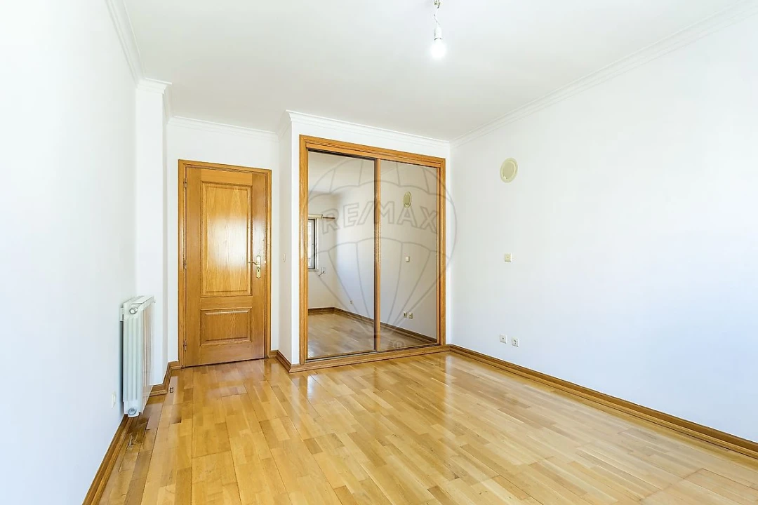 Apartamento T1 para Venda em Carnaxide e Queijas Foto 16