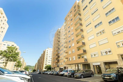 Apartamento T1 para Venda em Carnaxide e Queijas