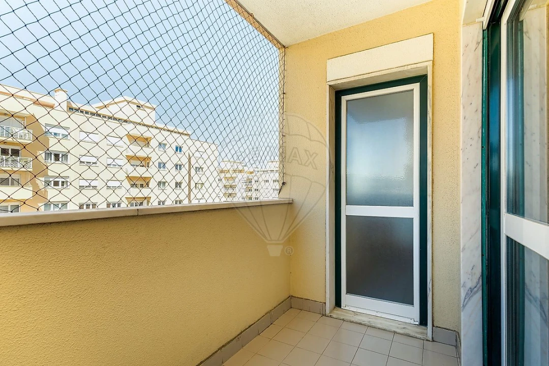 Apartamento T1 para Venda em Carnaxide e Queijas Foto 22