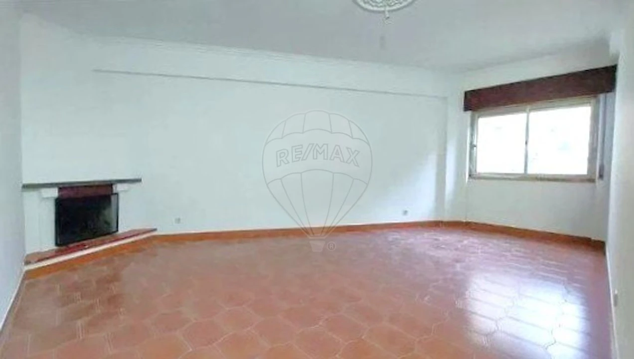 Apartamento T2 para Venda em Rio de Mouro Foto 2