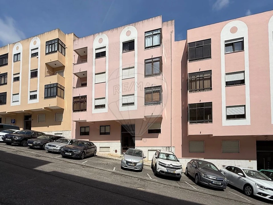 Apartamento T2 para Venda em Queluz e Belas Foto 1