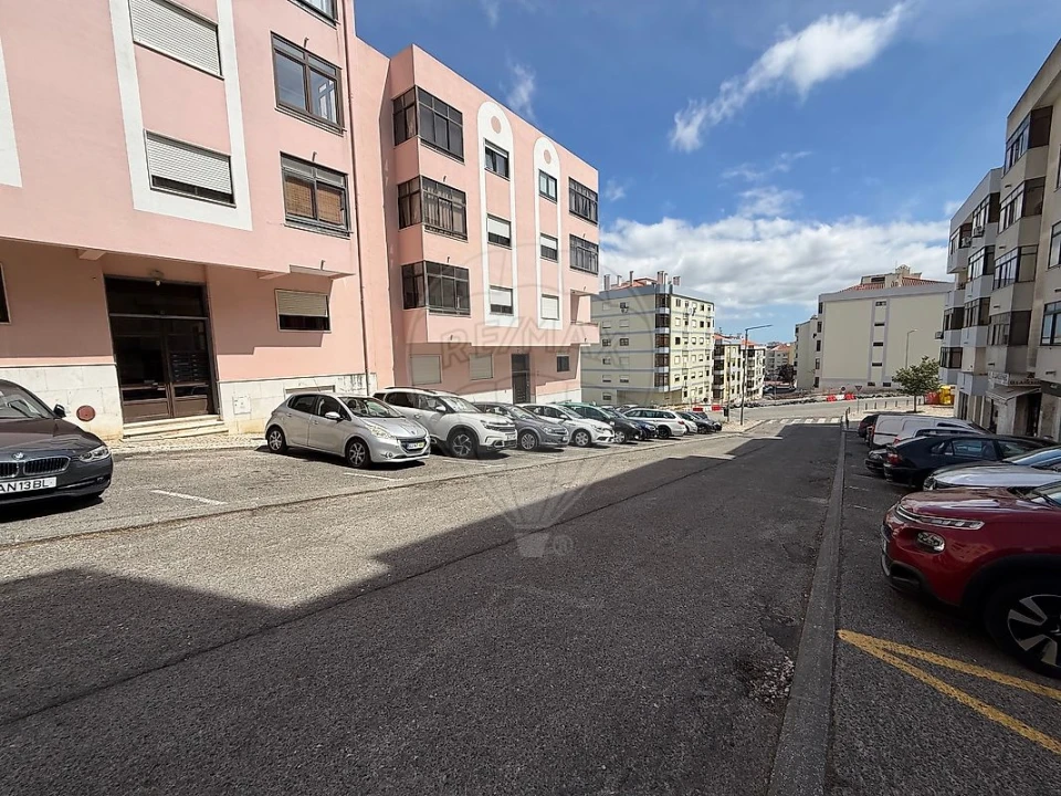 Apartamento T2 para Venda em Queluz e Belas Foto 3