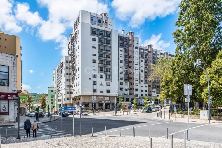 Apartamento T4 para Venda em São Domingos de Benfica Foto 3