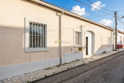 Armazém para Arrendamento em Sarilhos Grandes