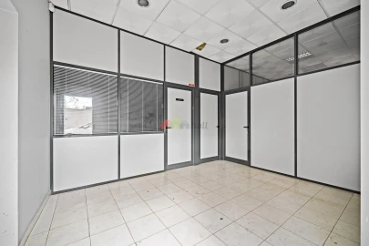 Armazém para Arrendamento em Sarilhos Grandes
