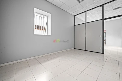 Armazém para Arrendamento em Sarilhos Grandes