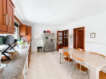Moradia T3 para Venda em Barbacena e Vila Fernando