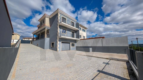 Moradia T4 para Venda em Lordelo