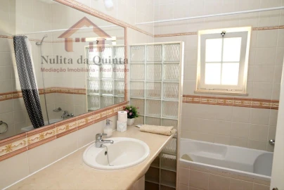 Moradia T5 para Venda em Ferreiras