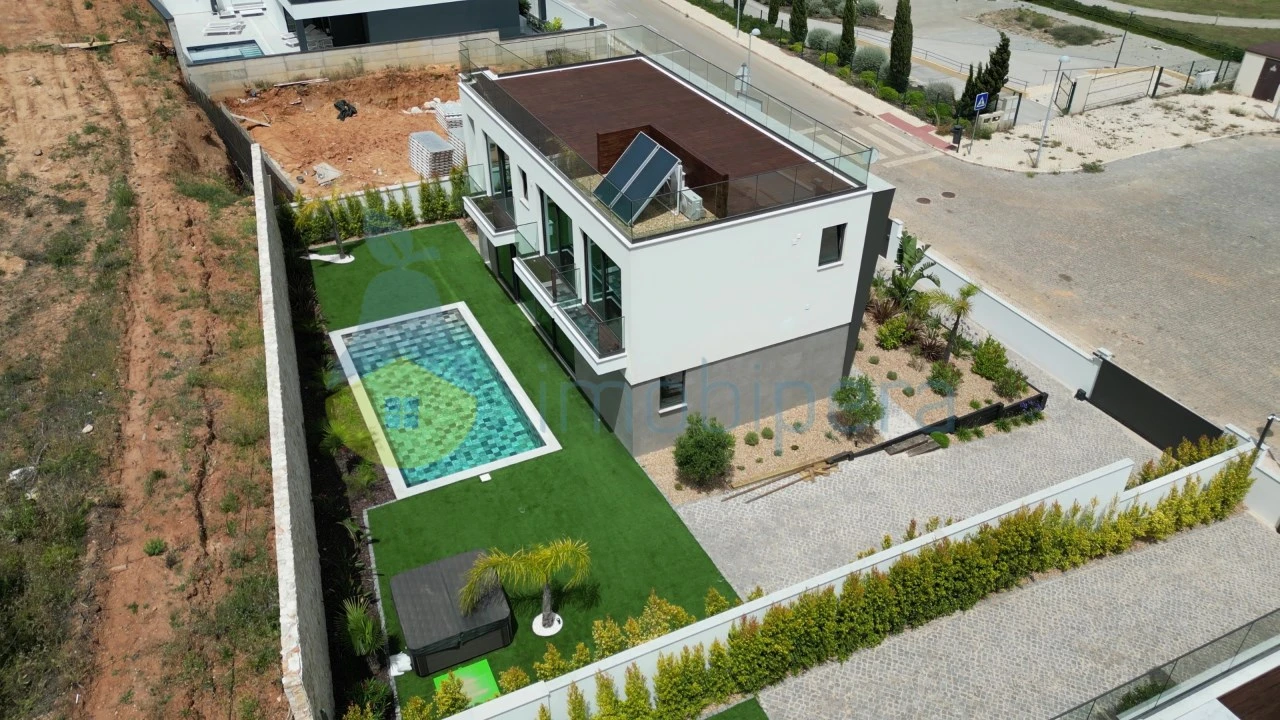 Moradia T4 para Venda em Albufeira e Olhos de Água Foto 1