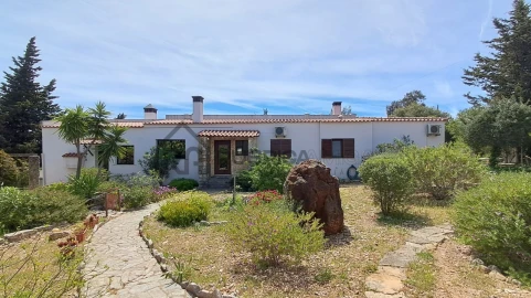 Moradia T5 para Venda em Santa Barbara de Nexe