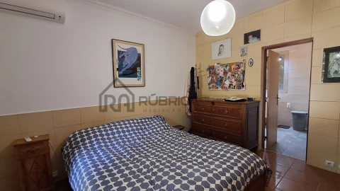 Moradia T5 para Venda em Santa Barbara de Nexe