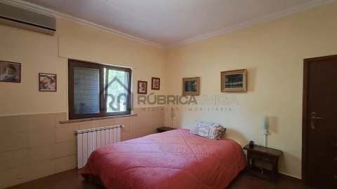 Moradia T5 para Venda em Santa Barbara de Nexe