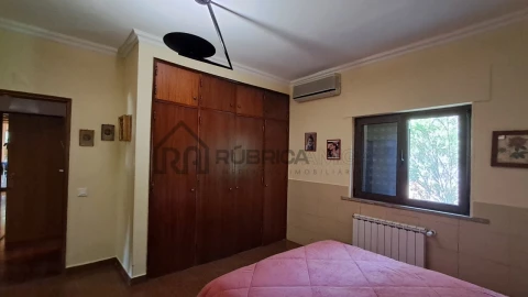 Moradia T5 para Venda em Santa Barbara de Nexe