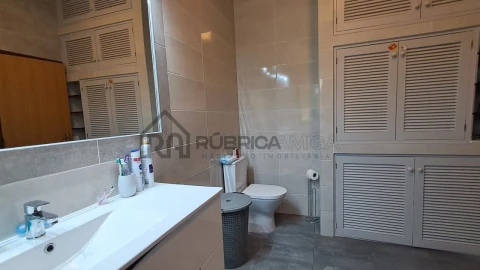 Moradia T5 para Venda em Santa Barbara de Nexe