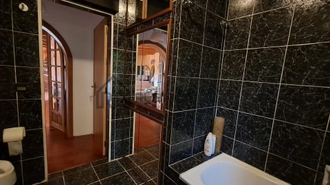 Moradia T5 para Venda em Santa Barbara de Nexe