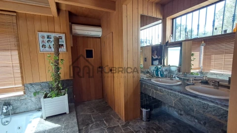 Moradia T5 para Venda em Santa Barbara de Nexe