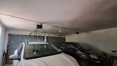 Moradia T5 para Venda em Santa Barbara de Nexe