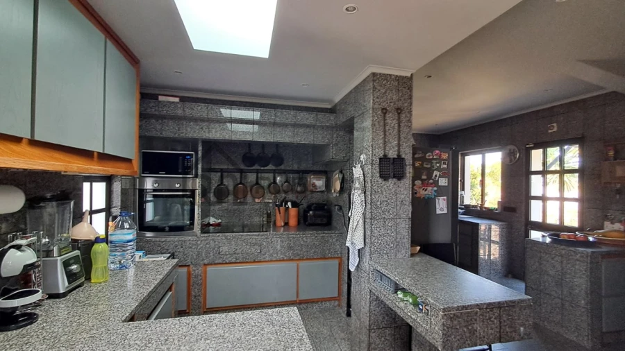 Moradia T5 para Venda em Santa Barbara de Nexe Foto 19