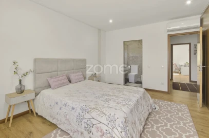 Moradia T8 para Venda em Paços de Brandão
