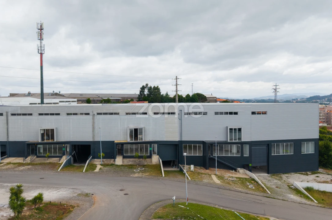 Terreno Comércio / Armazém para Venda em Santo Tirso, Couto (Santa Cristina e São Miguel) e Burgães Foto 1