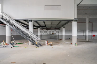 Terreno Comércio / Armazém para Venda em Santo Tirso, Couto (Santa Cristina e São Miguel) e Burgães