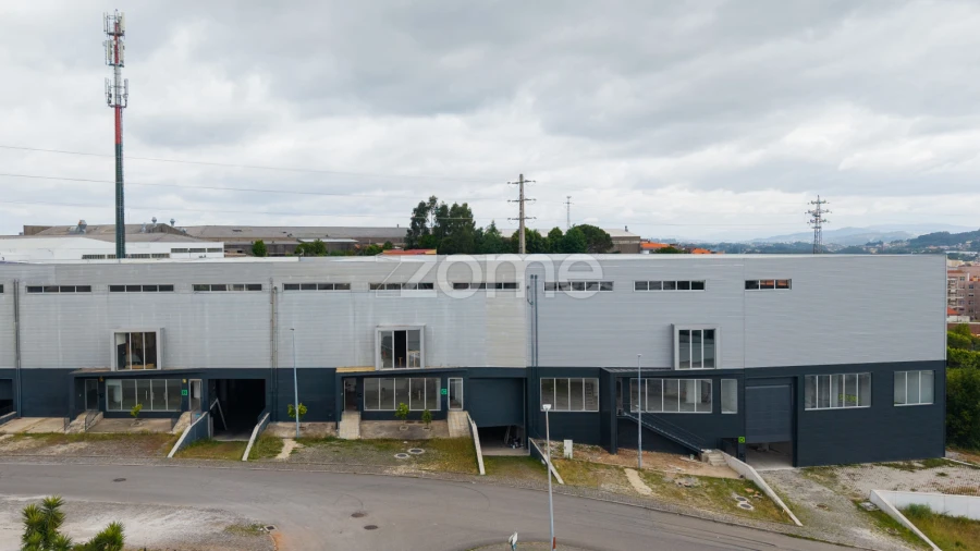 Terreno Comércio / Armazém para Venda em Santo Tirso, Couto (Santa Cristina e São Miguel) e Burgães