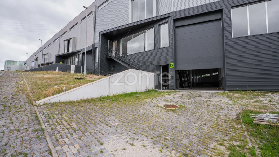 Terreno Comércio / Armazém para Venda em Santo Tirso, Couto (Santa Cristina e São Miguel) e Burgães